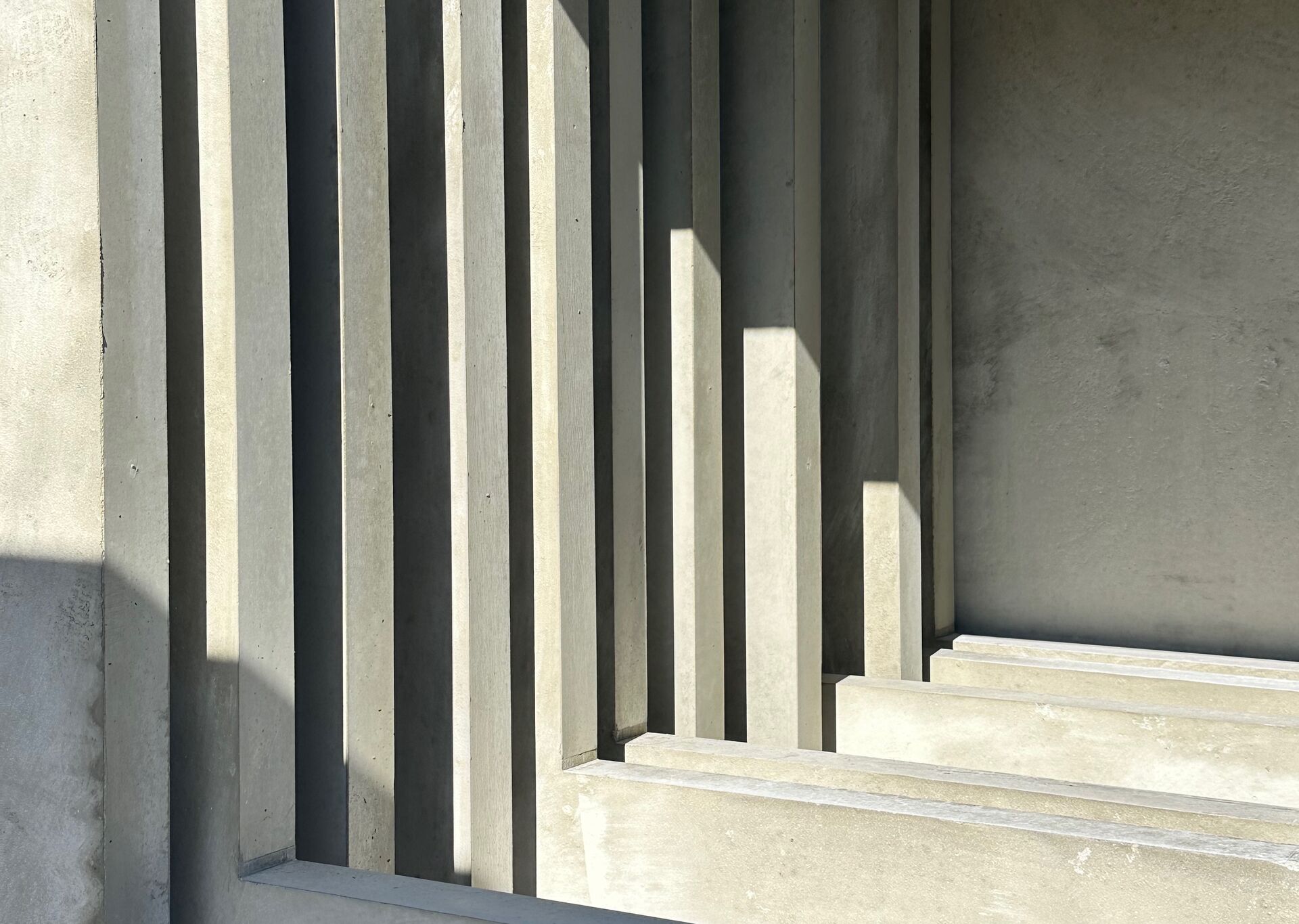 Licht und Schatten auf Sichtbetonlamellen